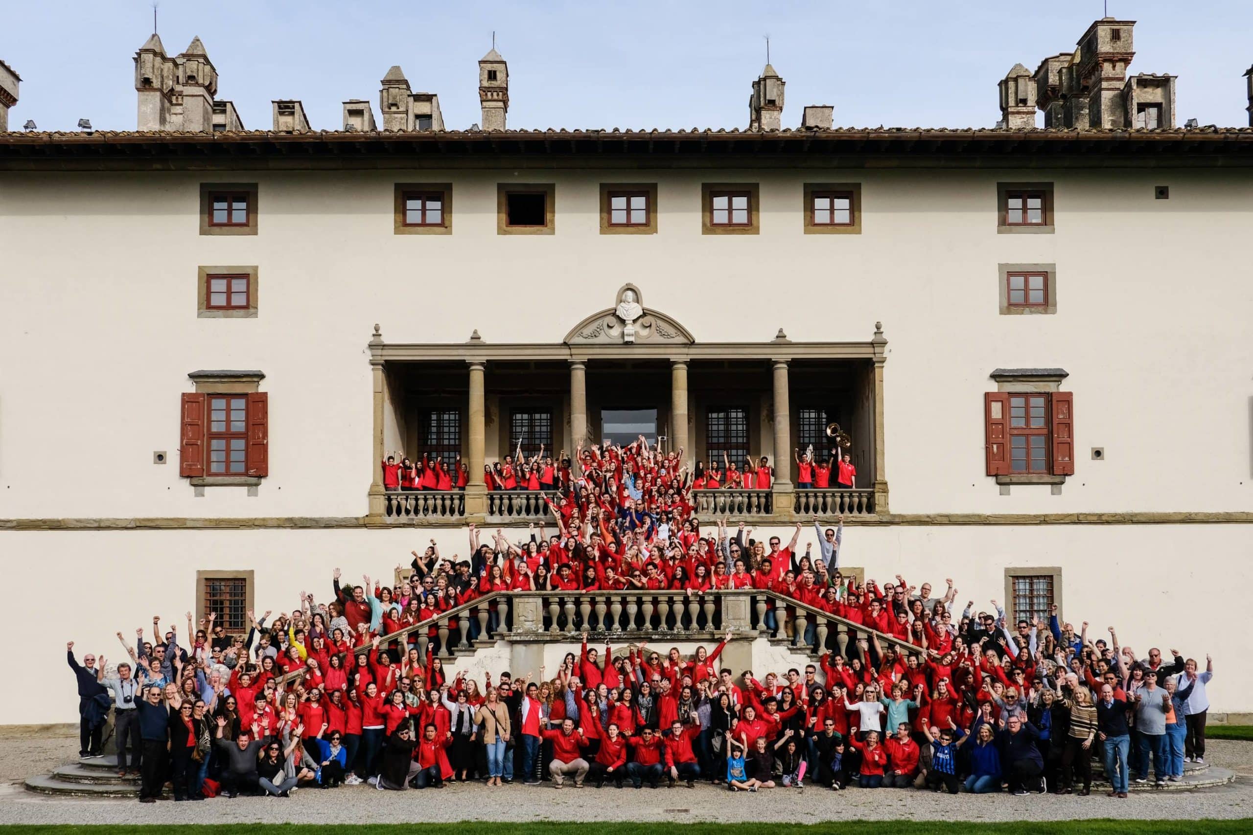 Mater Dei Families in Tuscany Italy with iNSIDE EUROPE 2016 - Group shot in front of the Medici Villa at Artimino by Steve Wylie
